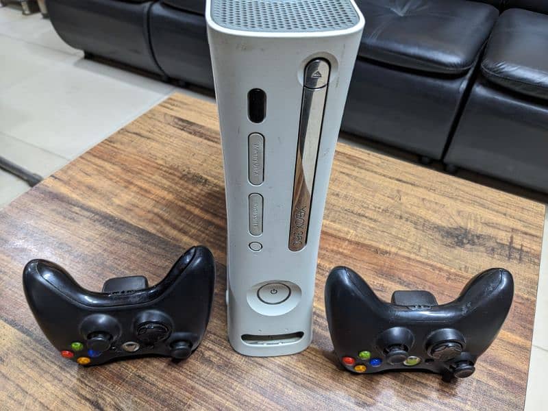 Xbox 360 & 2 original Controller 1