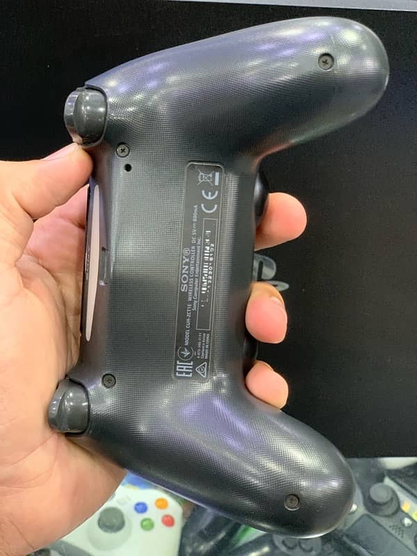 ps4 pro CUH-7215b (10/10) condition 3