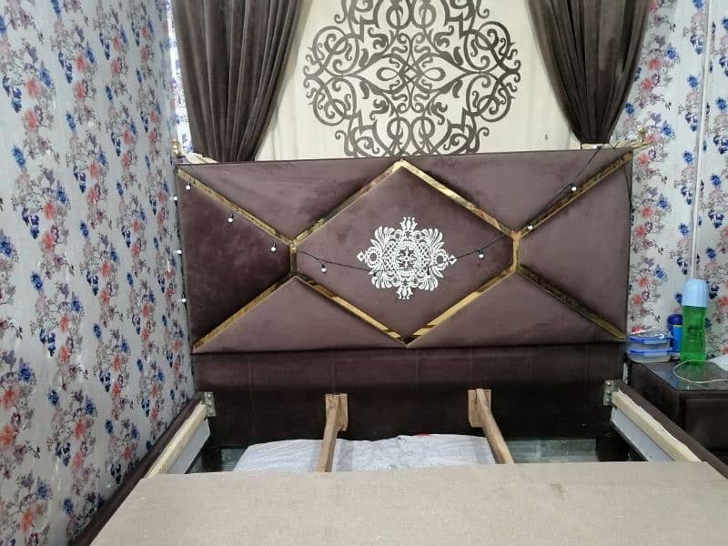 King size double with 2 side tables and dressing 0