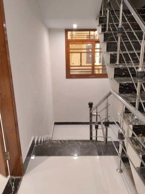 Brand new 240yrds 4 bedrooms d/d 1st floor Portion for sale in Gulshan Block 1 10