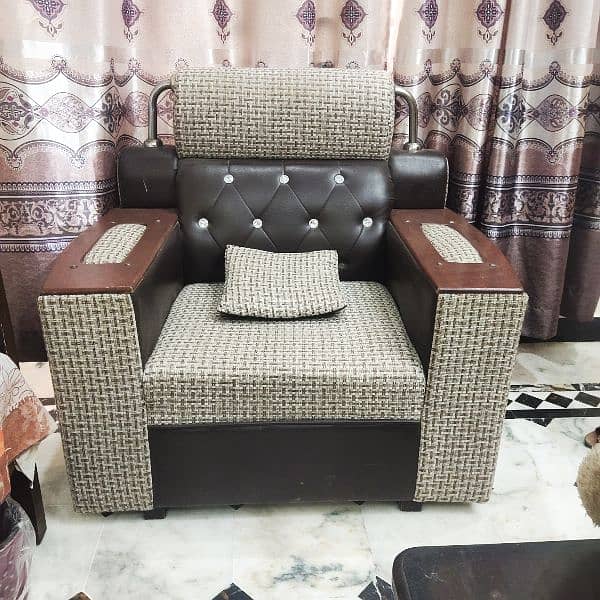 5 Seater Sofa , Very Good Quality  Urgent for sale  ; Condition 10/9 1