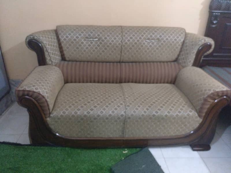 3 seater sofa set . selling urgently 1