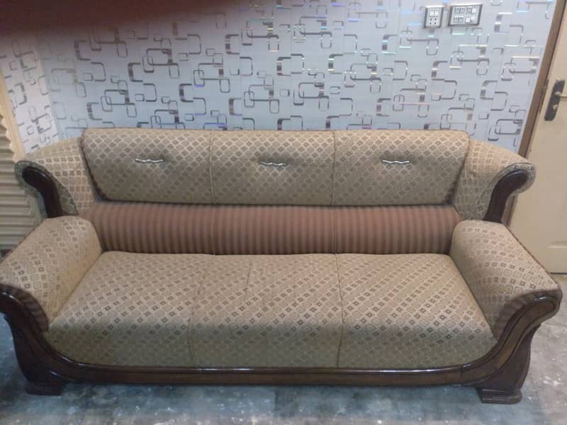 3 seater sofa set . selling urgently 4