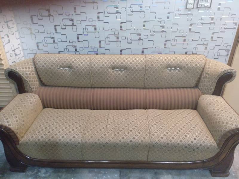 3 seater sofa set . selling urgently 5