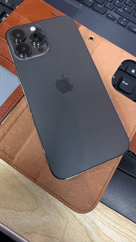 iPhone 13 Pro Max Black 256gb 9.5/10 Factory Unlock 5