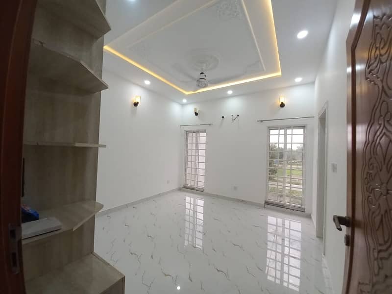 Beautiful Luxurious facing park 8 Marla Upper portion is Available for rent 0