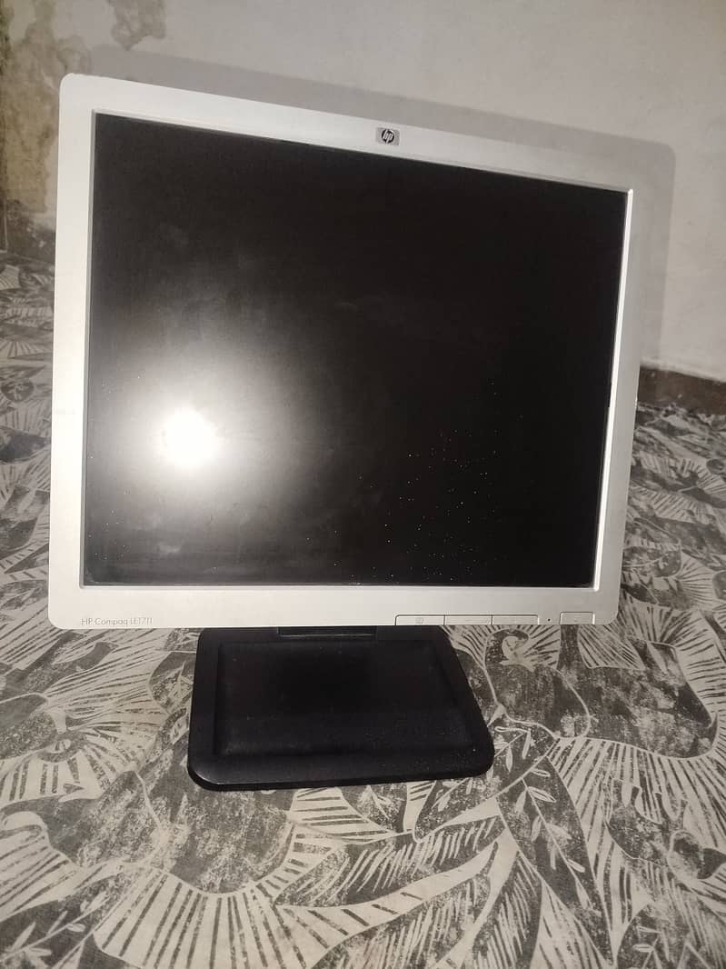 hp Compaq model LE1711 3