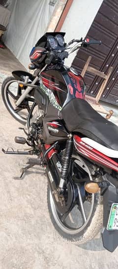 10/10 condition very smooth bike hai self starter, good looking bike