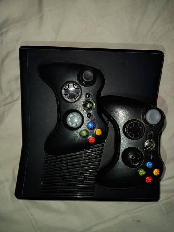 Xbox 360 with 2 controllers. 0