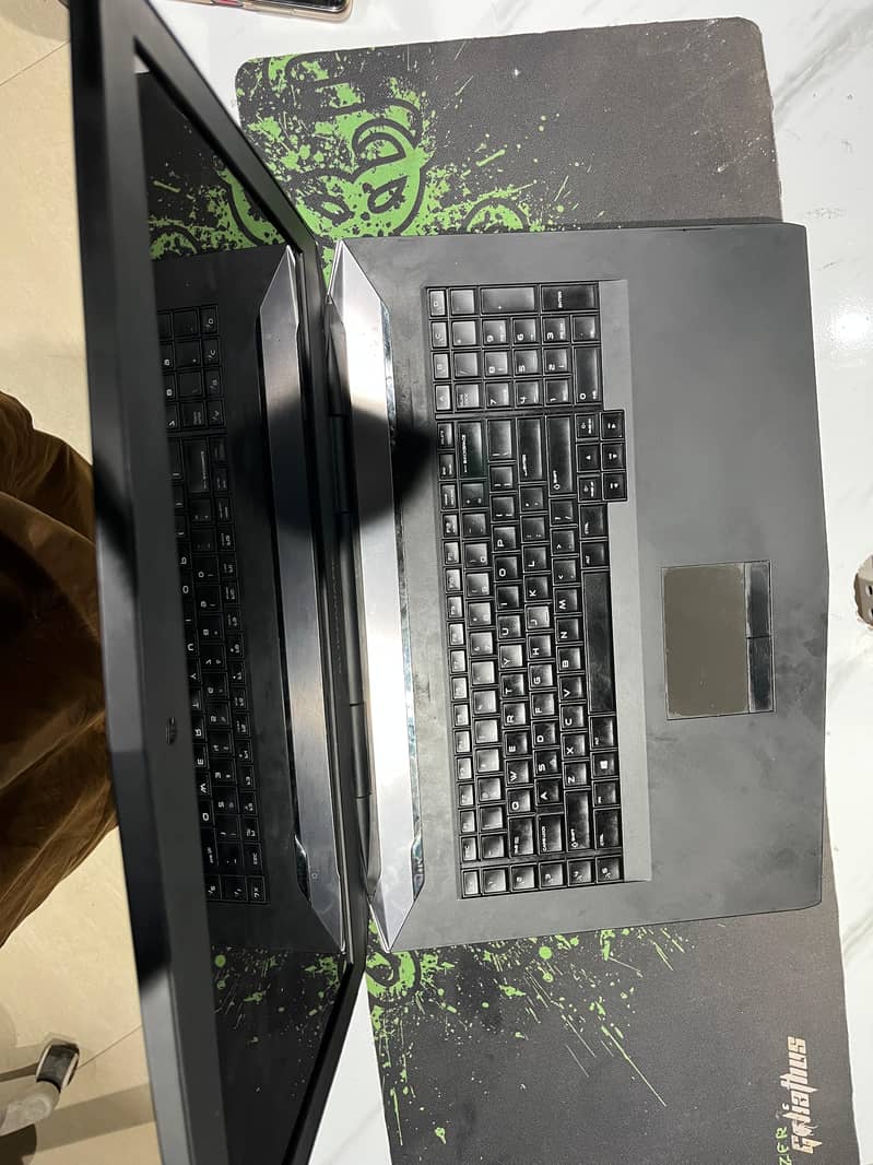 Alienware m18, 18 inch screen, dual Graphic card. 3