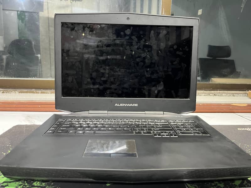 Alienware m18, 18 inch screen, dual Graphic card. 4