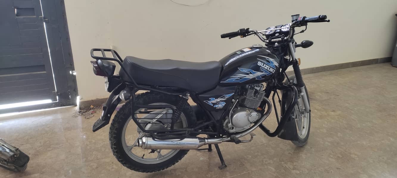 Suzuki GS 150SE Black 3