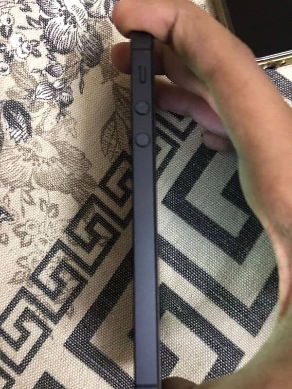 iphone 5 in 10/10 condition Whatsapp 03166213030 1