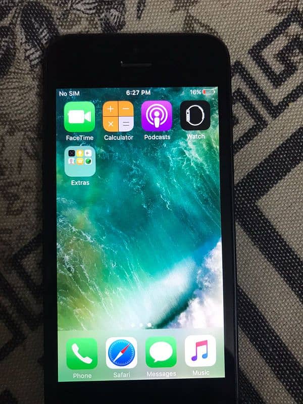 iphone 5 in 10/10 condition Whatsapp 03166213030 2