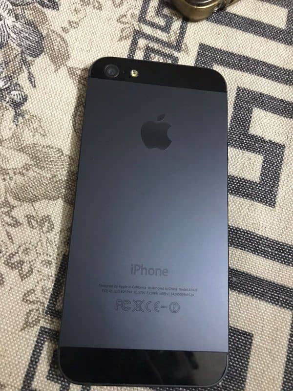 iphone 5 in 10/10 condition Whatsapp 03166213030 3