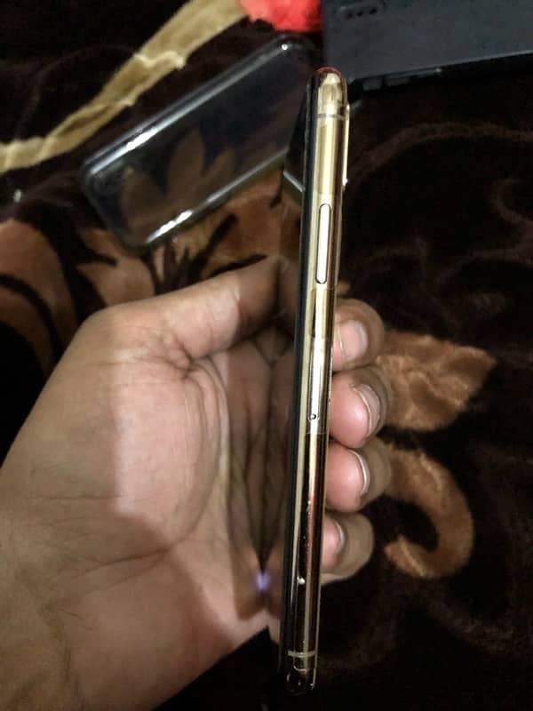 apple iPhone XS gold colour 6