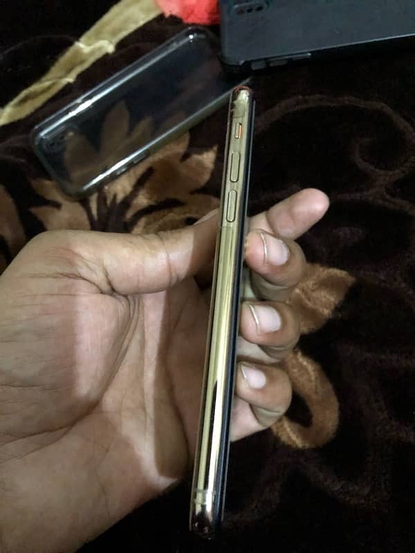 apple iPhone XS gold colour 7