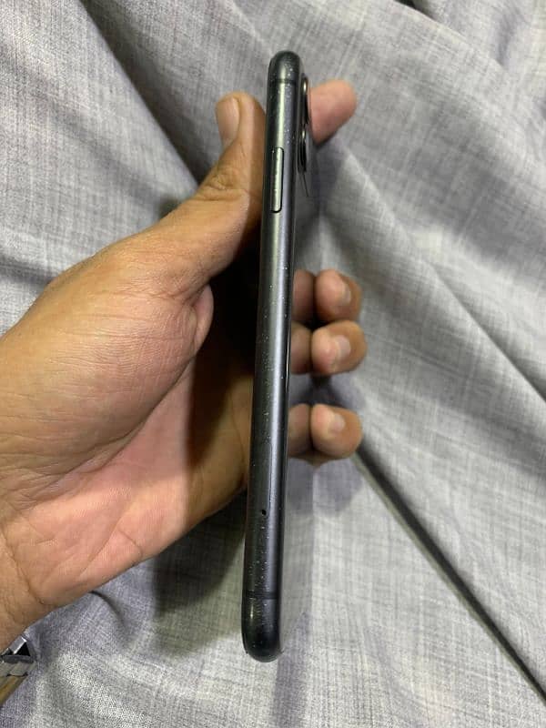 iphone 11 black color me hai non PTA 128 GB betrry 81 4