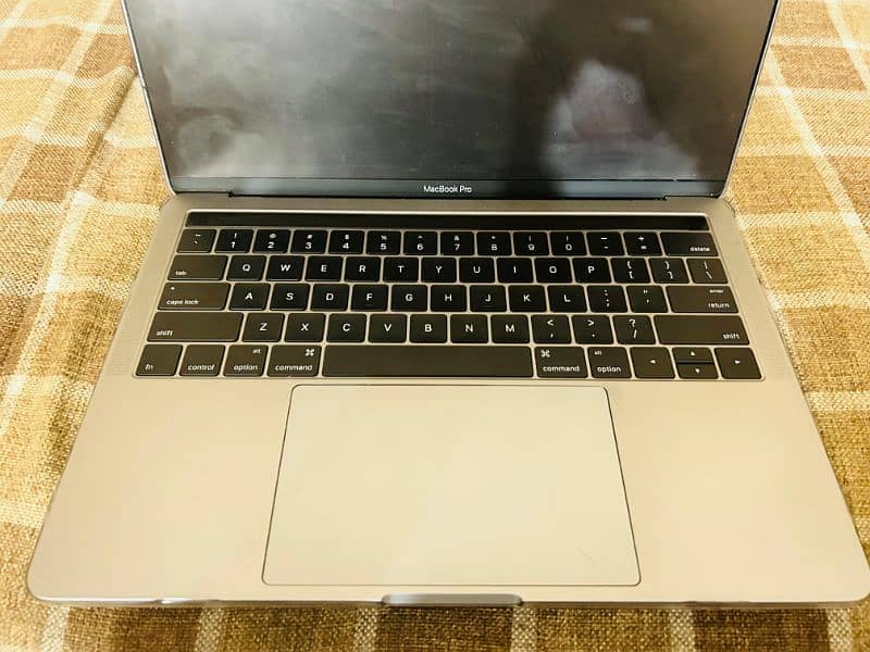 Apple MACBOOK Pro 2017 1