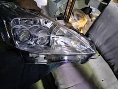 Toyota Prius Alpha . head light