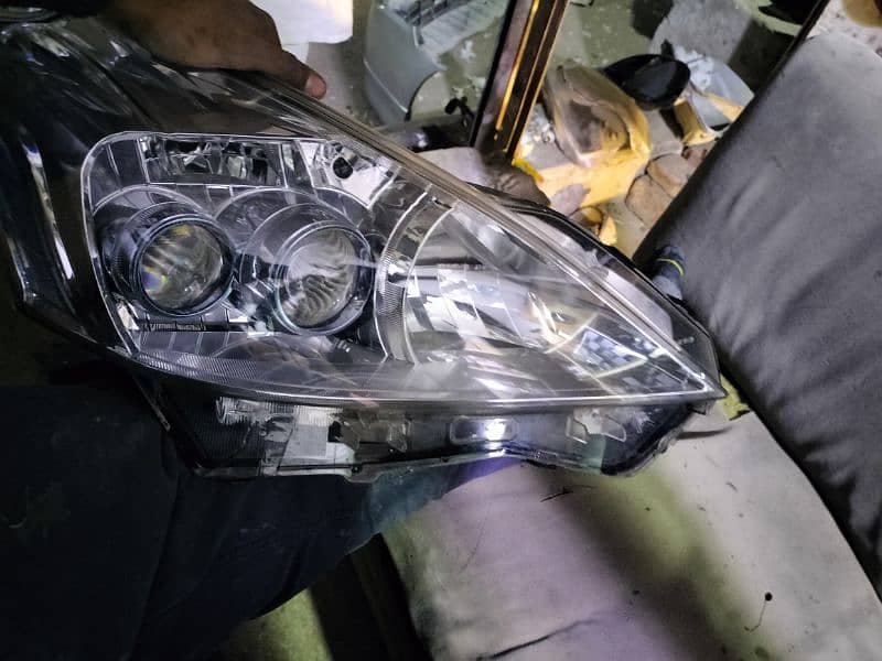 Toyota Prius Alpha . head light 0