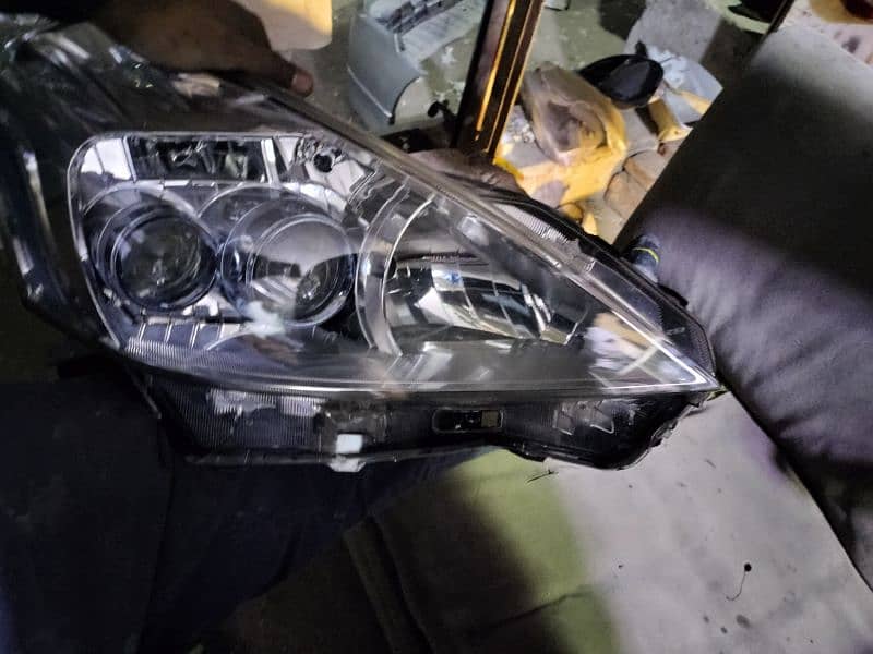 Toyota Prius Alpha . head light 1