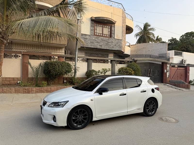 Lexus CT200h F Sports. 0