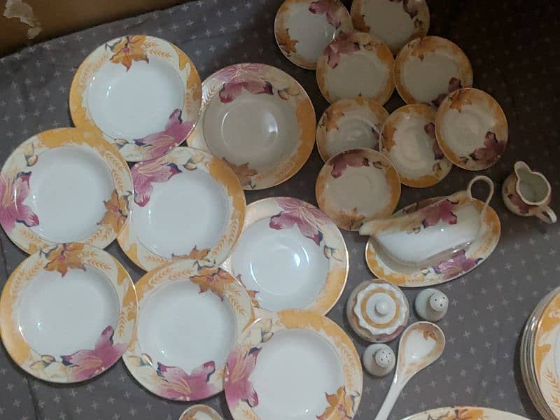 dinner set just one time used 13