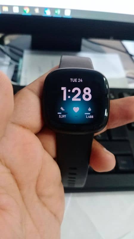 fitbit versa 3 good new with original charger 3