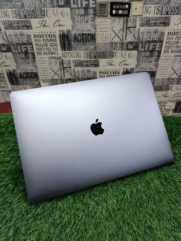 MacBook Pro Core i9 9TH Generation 32/512 0