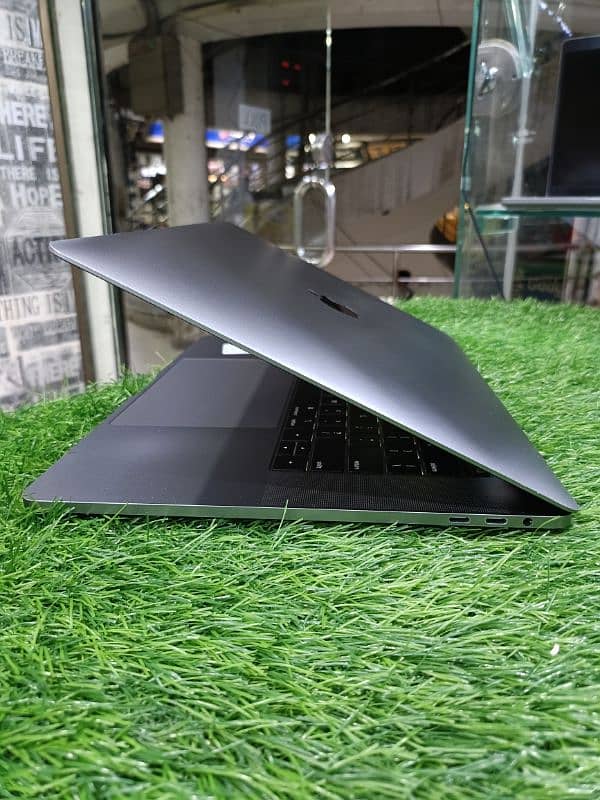 MacBook Pro Core i9 9TH Generation 32/512 3