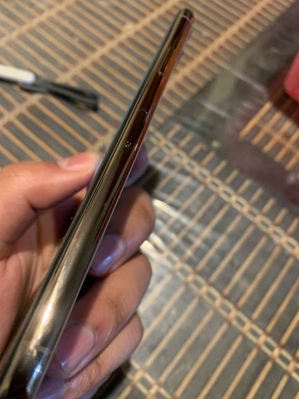 iPhone 11 Pro Max Gold with Free Cases 3