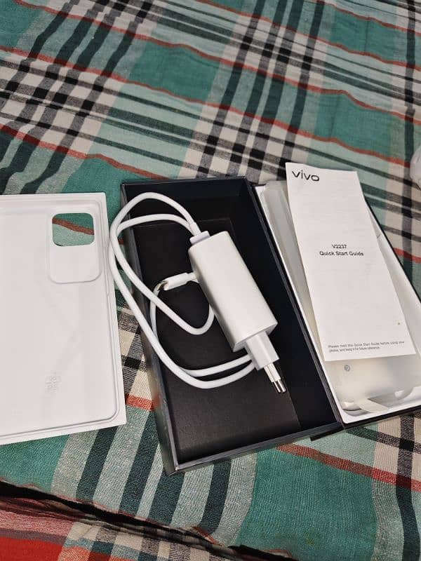 vivo V30 5g Mobile bilkul new ha 10/10 condition 3