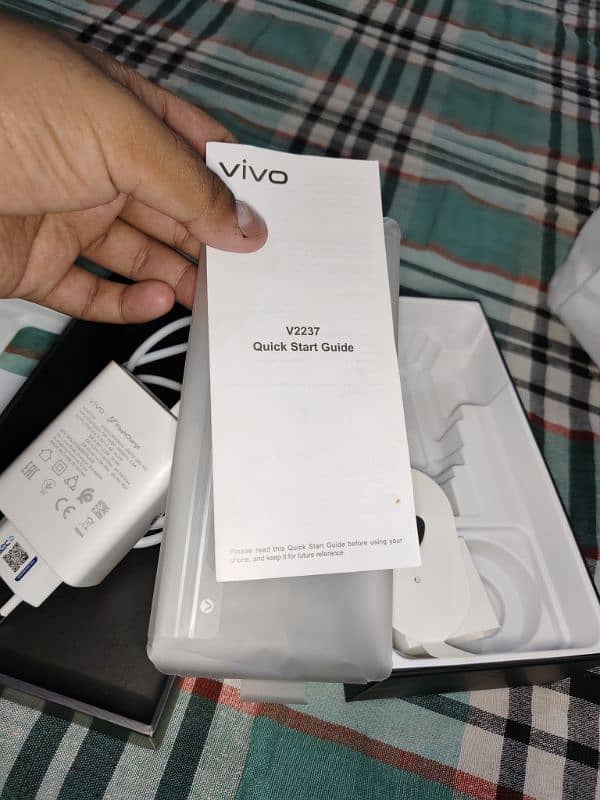 vivo V30 5g Mobile bilkul new ha 10/10 condition 5