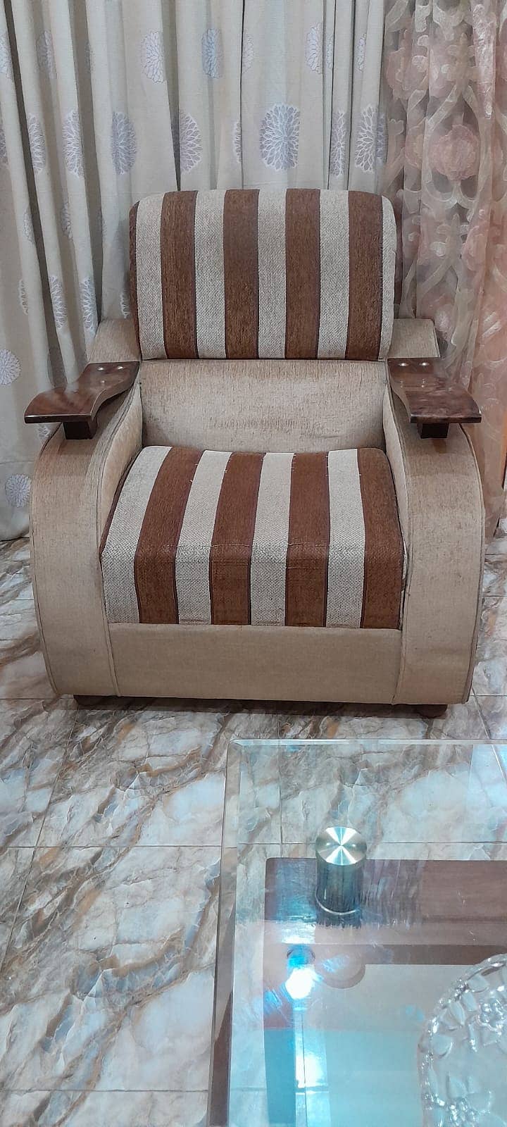 5 Seater Sofa with table Set Good Condition 1