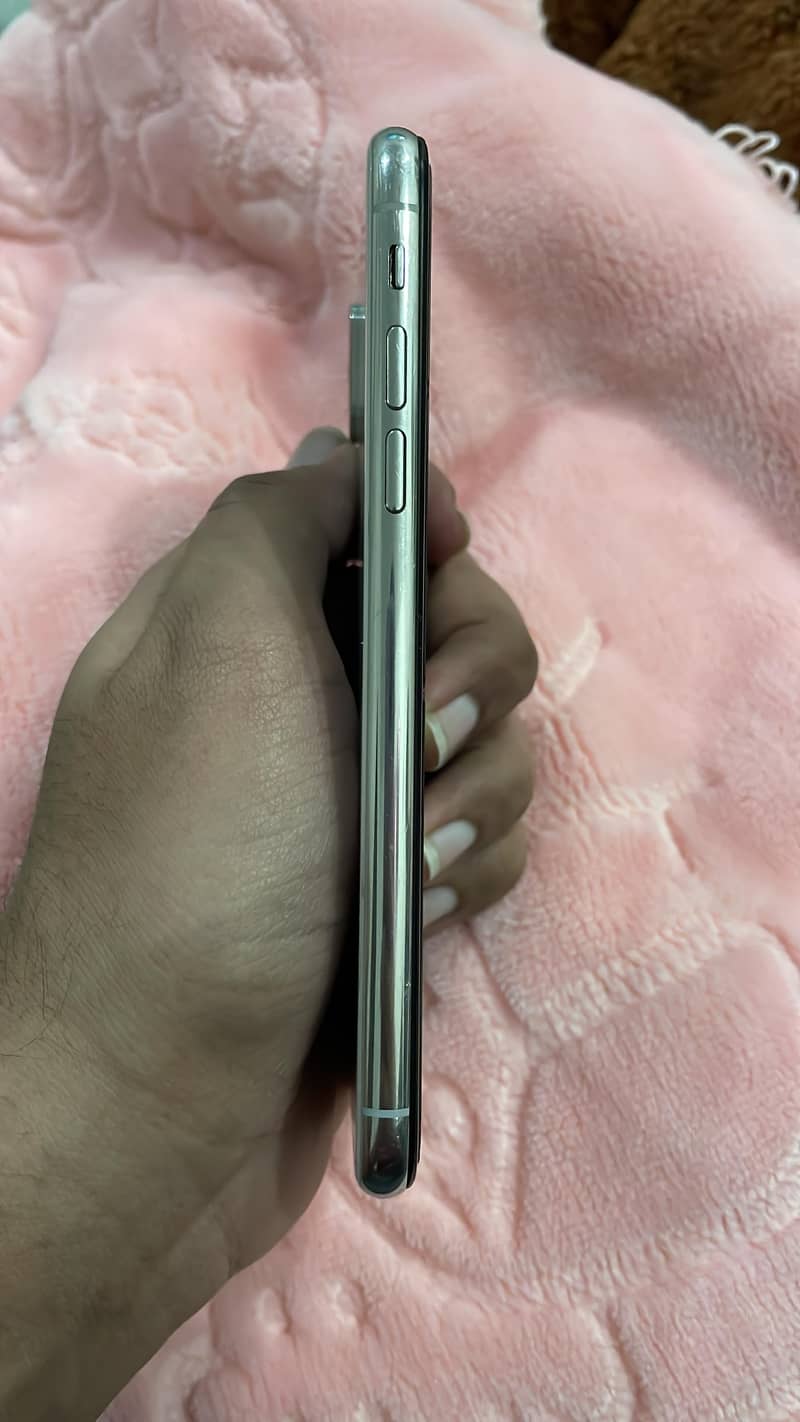 Apple iPhone XS 3