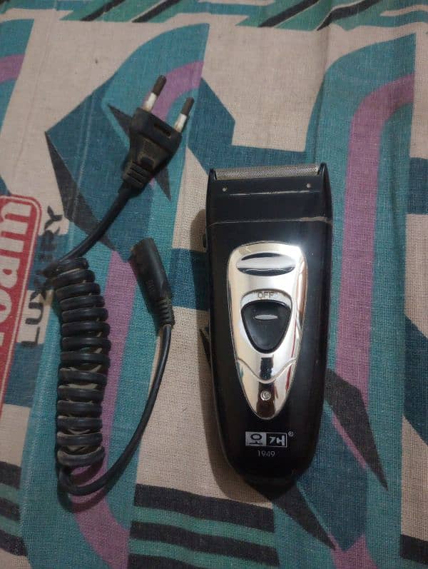 1 LARGE SIZE TRIMMER ORIGINAL 1 SHAVER TRIMER 3 Small 1 larger seizure 4