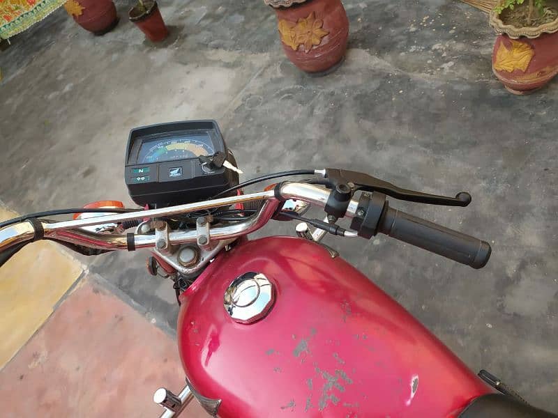 Honda CD 70 is on urgent sale. . 4