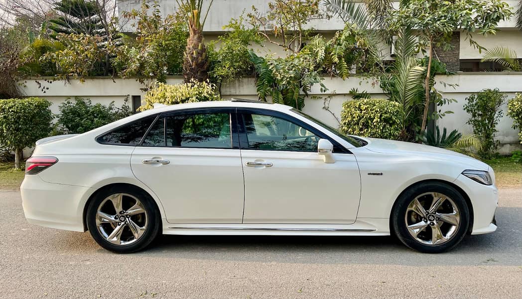 Toyota Crown 2018 RS Hybrid 5