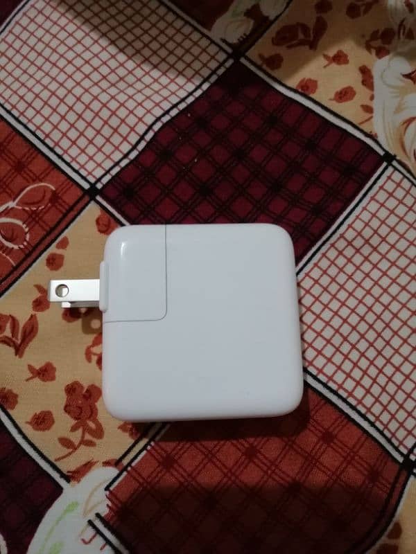 Apple Original 30-W Type C Power adapter 0