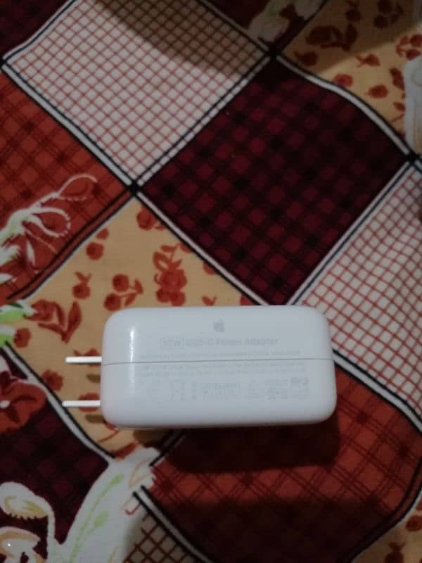 Apple Original 30-W Type C Power adapter 1