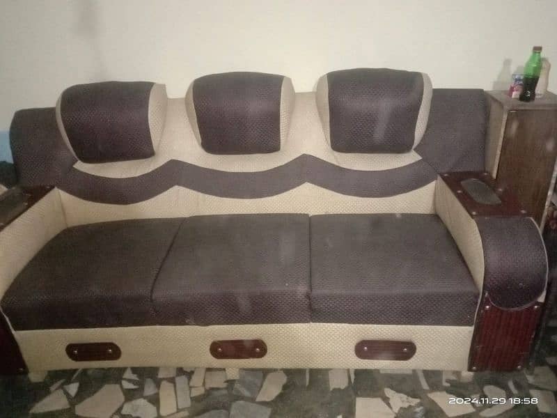 leather poshish good condition. mob. 03246339529 1