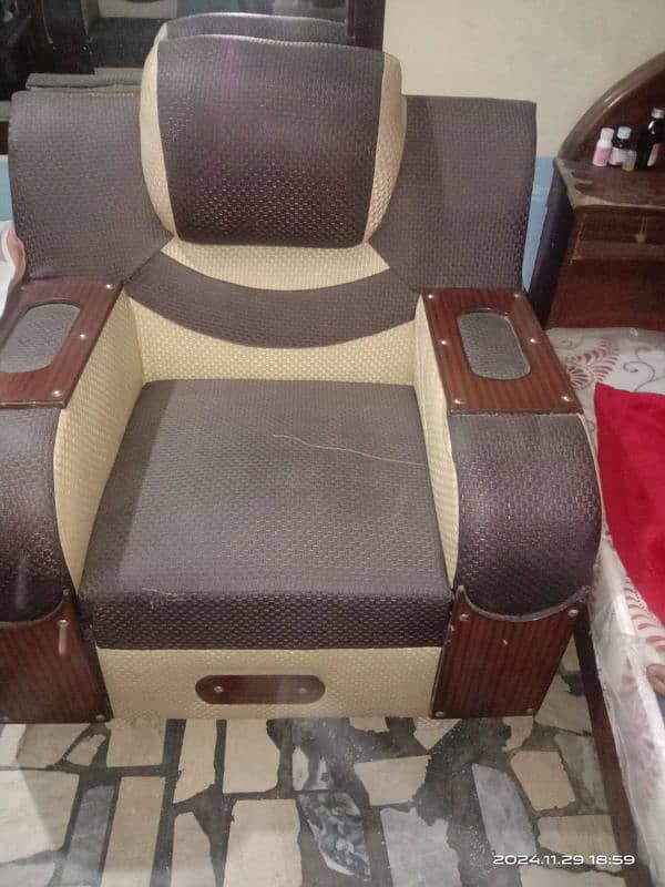 leather poshish good condition. mob. 03246339529 2