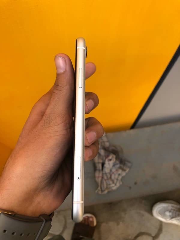 i am selling i phone xr non pta 4