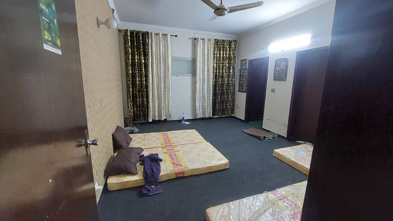 15 Marla Lower Portion for Rent in Model Town Link Road for( Beauty Salon,Beauty Parlar, Clinic,Safa Message Centre) 2