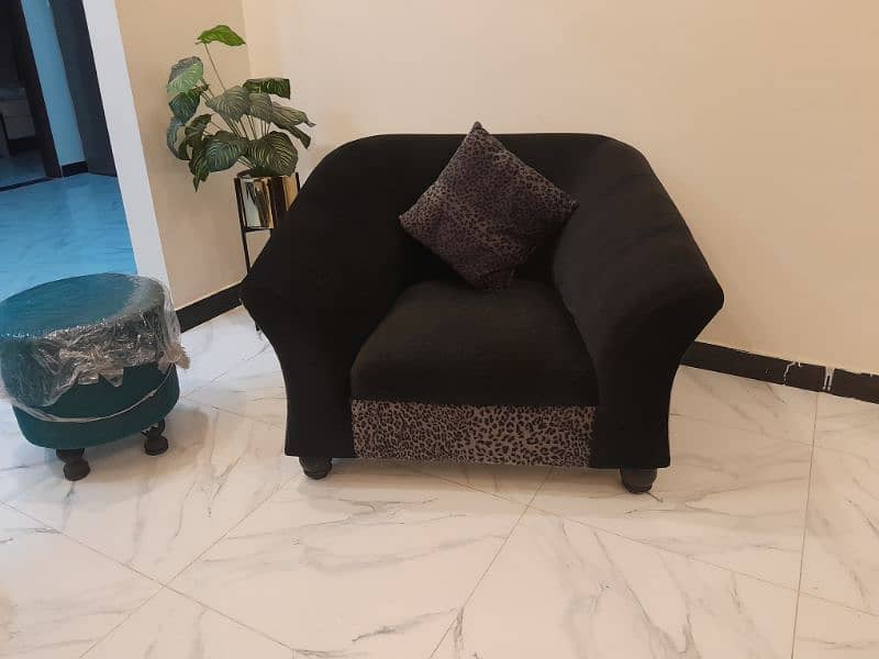 5 seater like new sofa 1