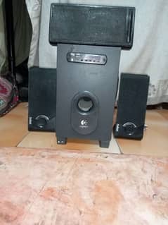 A woofer two speaker one center