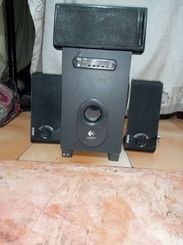 A woofer two speaker one center 0