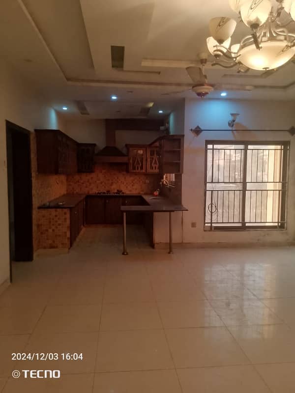 Two bed furnished flat for rent near to kashmir high way and metro station. 4