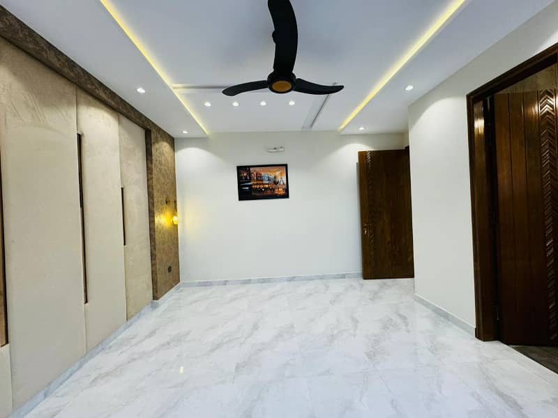 10 MARLA BEAUTIFUL HOUSE FOR SALE IN QUAID BLOCK SECTOR F BAHRIA TOWN LAHORE 23